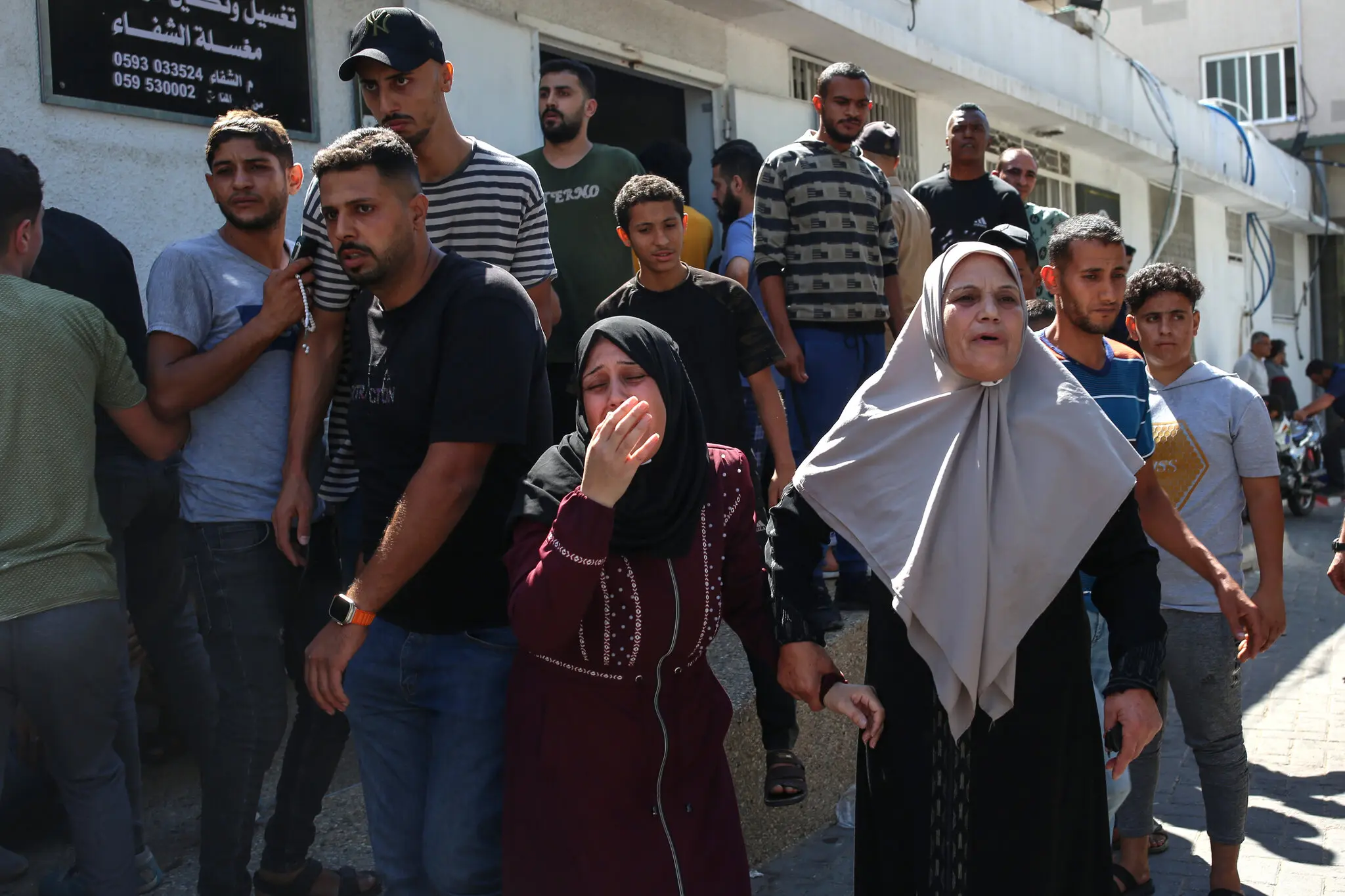 Дві палестинські жінки в Газі в суботу плакали після вбивства одного з їхніх синів